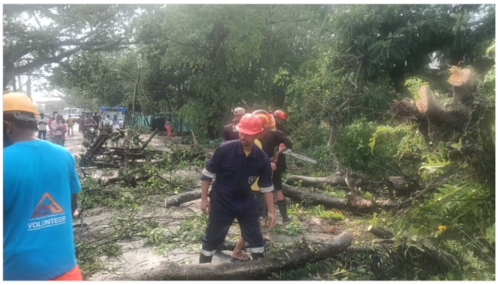 কাছাড় ঝড় বিপর্যয়ে সিলচারজুড়ে বিদ্যুৎ বিচ্ছিন্ন, ভূমিকম্পের পরেই আঘাত হানল ঘূর্ণিঝড়
